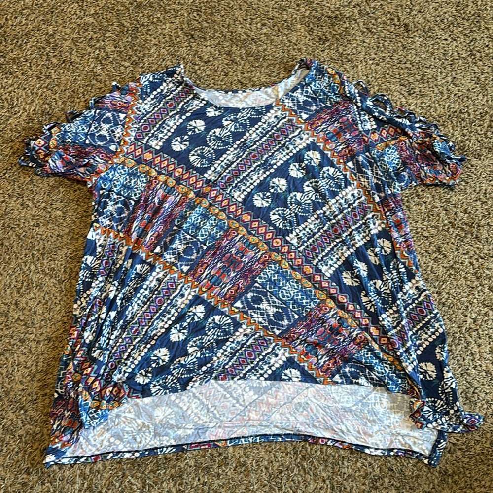 Women’s patterned shirt with Sleeve cutouts
